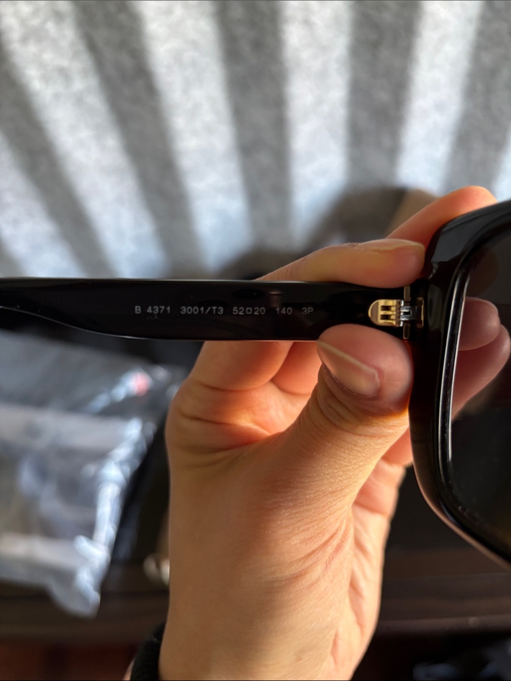 Black Oversized Women's Sunglasses - Picture 5 of 7